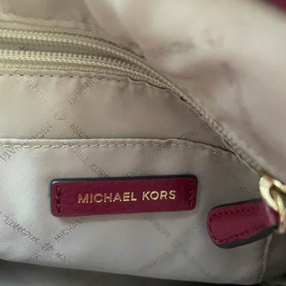 Plum shoulder bag and matching trifold wallet - Picture 5 of 7